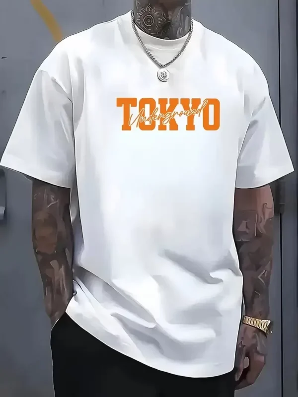 Erkek Turuncu Spor Araba Grafik Tişört - "TOKYO" Baskılı Günlük Oversize Kısa Kollu Tişört, Yetişkinler için Yazlık Giyim, Turuncu Araba Tasarımı - Beyaz - Görsel 2