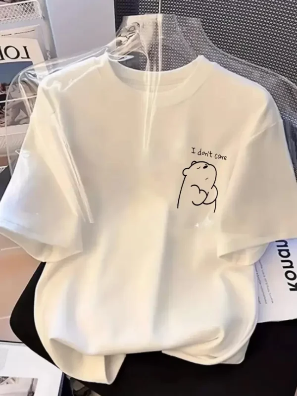 [Günlük T-Shirt] Hafif Kadın Günlük T-Shirt | Bol Kesim, Kısa Kollu, Yuvarlak Yaka, Eğlenceli Karikatür Ayı ve "Umrumda Değil" Baskı - Günlük Stil, İlkbahar/Yaz- Beyaz