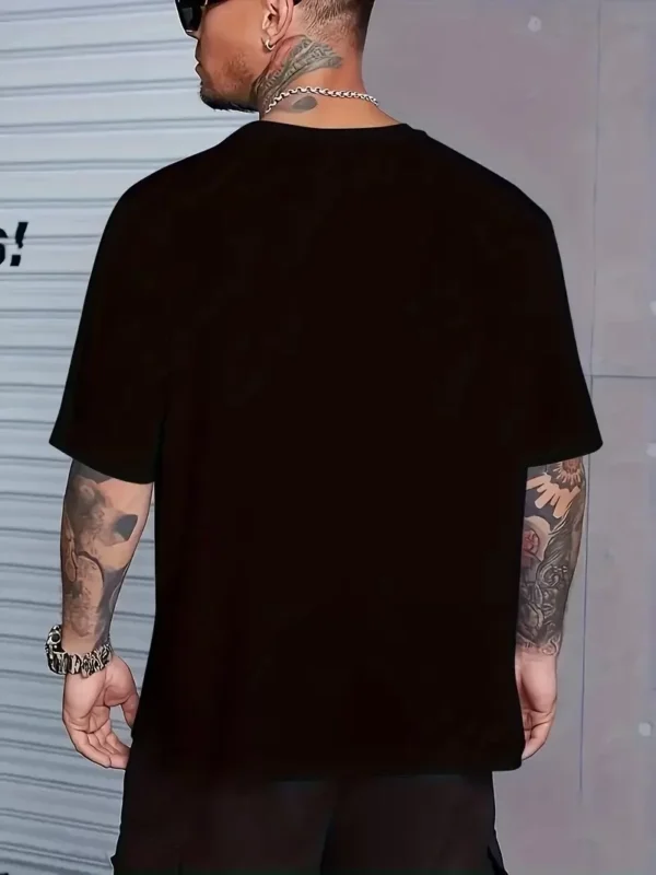 Eşsiz Baskı Tasarımlı Şık Büyük Beden Erkek Tişörtü - Rahat Polyester, Makinede Yıkanabilir, Yuvarlak Yaka - Her Mevsim İçin Mükemmel - Siyah - Görsel 2