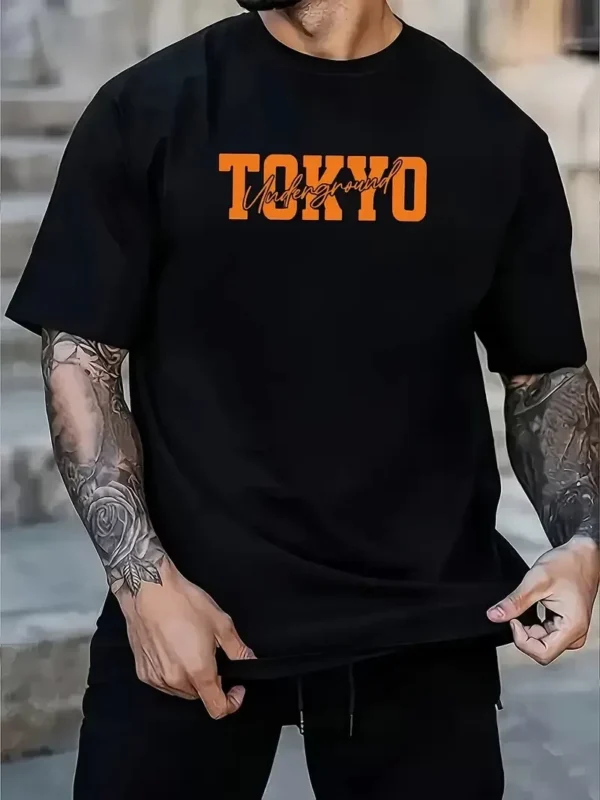 Erkek Turuncu Spor Araba Grafik Tişört - "TOKYO" Baskılı Günlük Oversize Kısa Kollu Tişört, Yetişkinler için Yazlık Giyim, Turuncu Araba Tasarımı- Siyah - Görsel 2